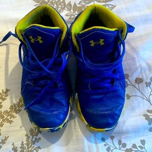 Boys Under Armour Basketball sneaks